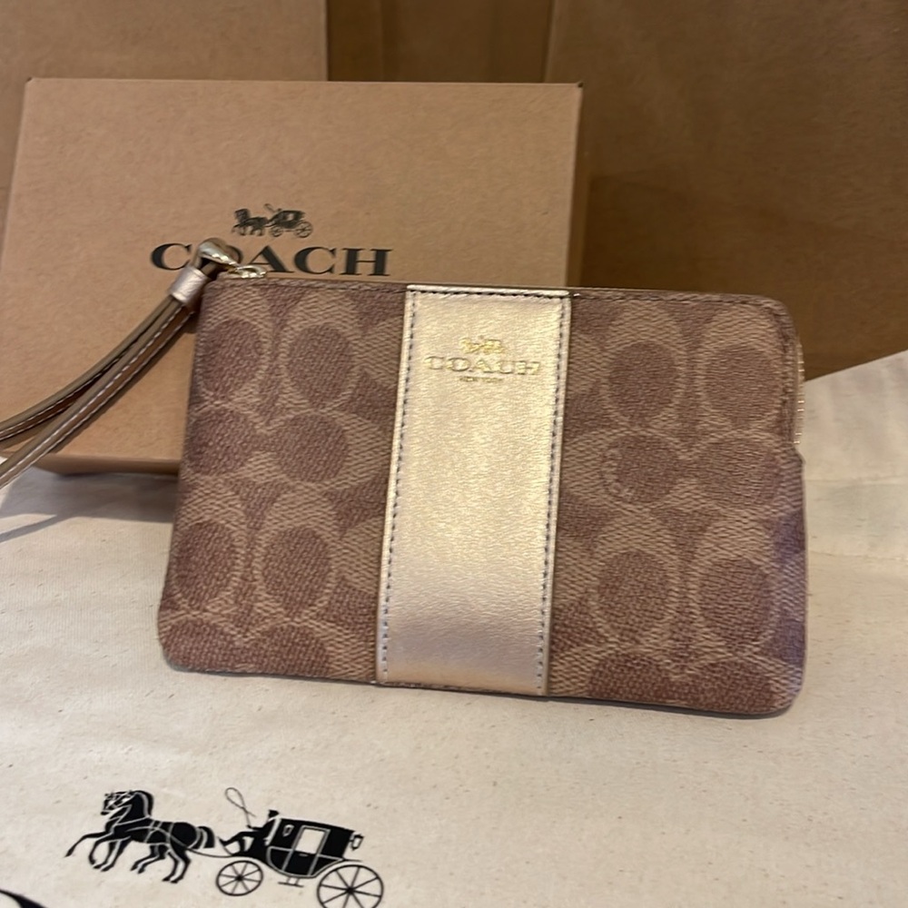 Coach Women’s Wristlet. NWT. Corner Zip. Gift Ready Coach Box & Bag - Picture 5 of 8